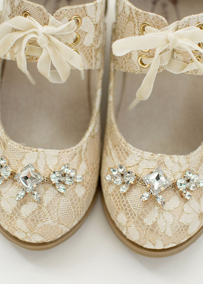 cream dress gold shoes Gold Shoes with White Dress Outfits (31 ideas & outfits)